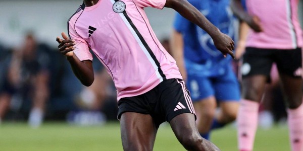 曝曼联已接洽900万铁腰！新罗德里拒瓦伦新合同，但价格过高难买